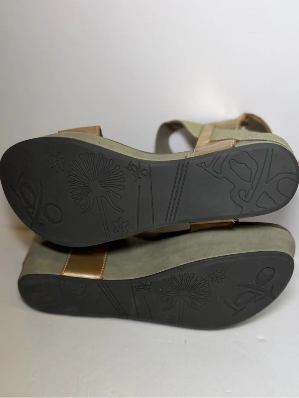 OTBT Bushnell Wedge sandal in a gold colorway Size‎ 9.5M